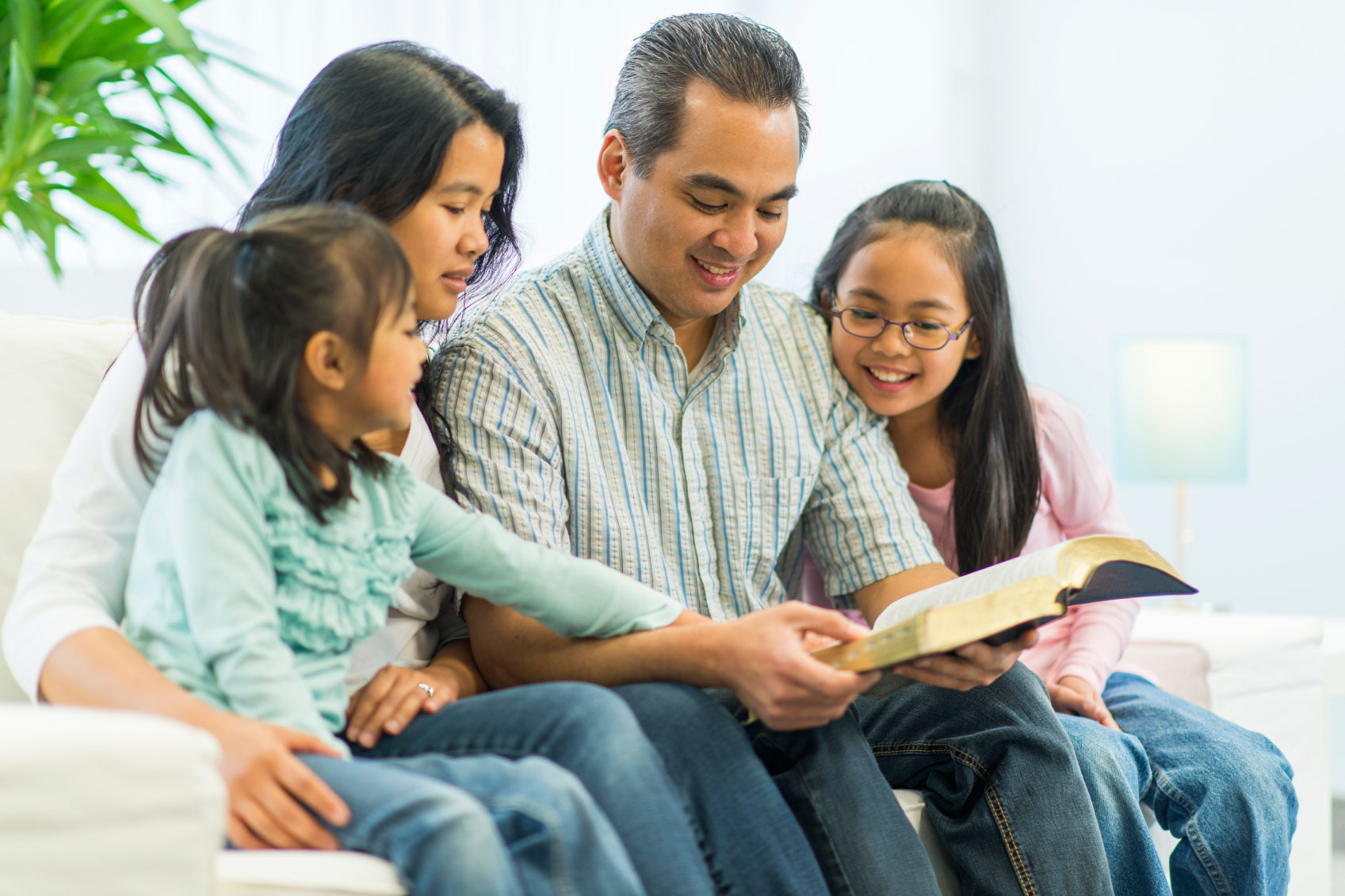 E pais. Библия о семье. Чтение Библии в семье. Семья читает Библию. Счастливая семья с Библией.